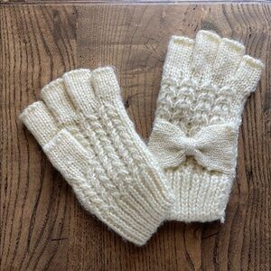 Cozy Cream Knit Gloves